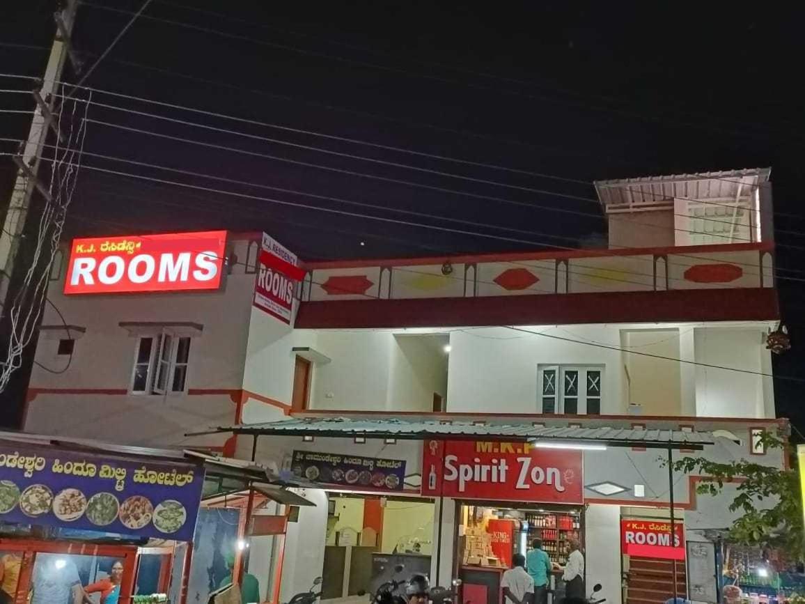 Oyo 8206 K J Residency Hotel Mysore Buitenkant foto